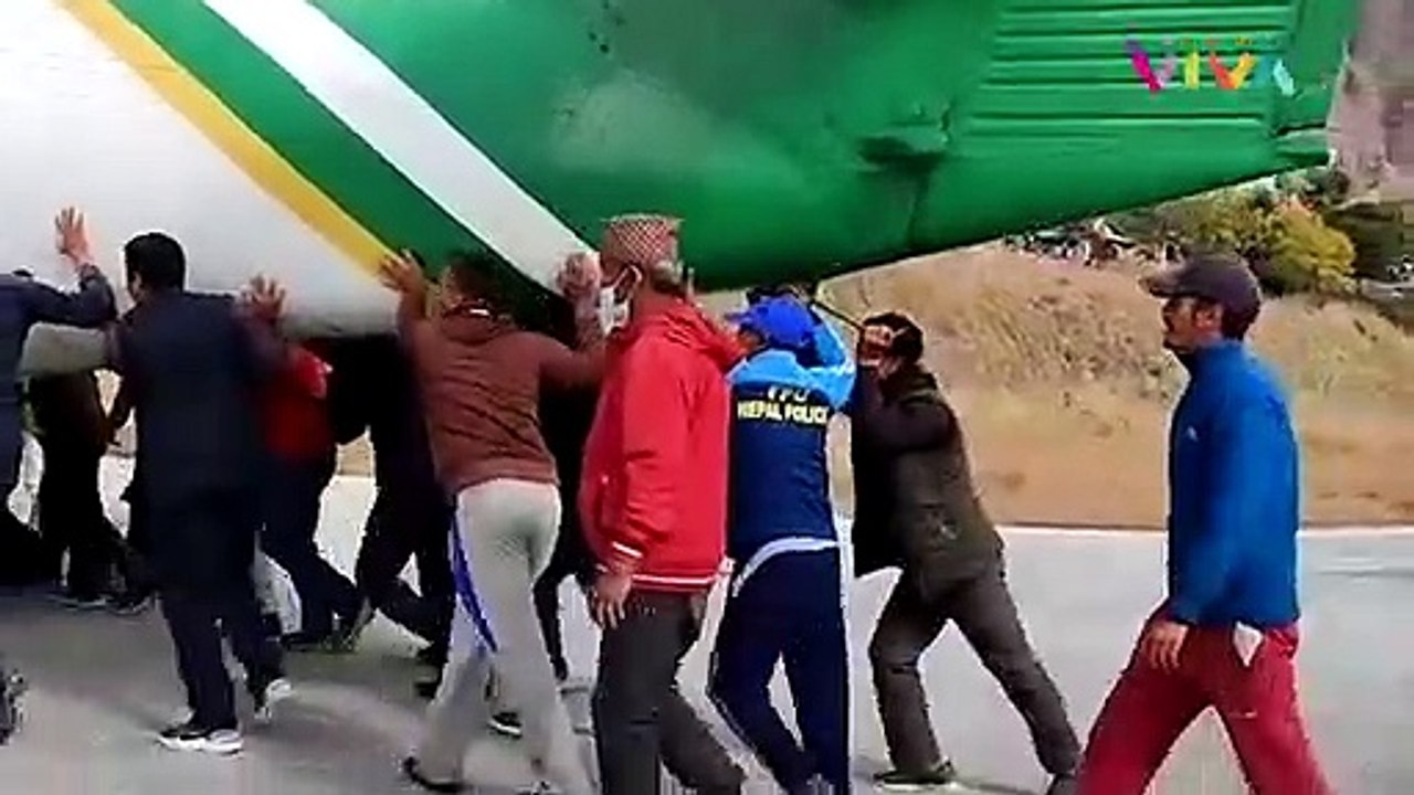 Ban Pecah! Penumpang Dorong Pesawatnya Sendiri