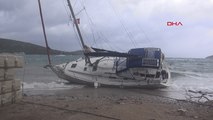 Bodrum'da fırtına etkili oldu, yelkenli tekne karaya oturdu