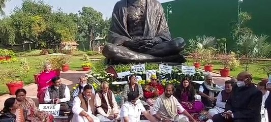 গান্ধী মূর্তির সামনে ধর্নায় ১২ জন বিরোধী সাংসদ |oneindia Bengali
