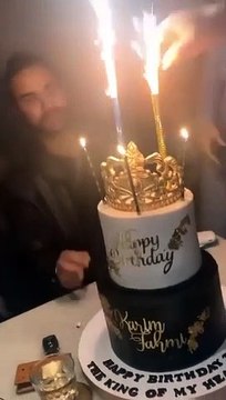 كريم فهمى يحتفل بعيد ميلاده مع زوجته وأصدقائهما المقربين