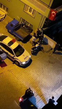 Barış Yarkadaş görüntüleri paylaştı: Bir vatandaşımız yolladı, polis ve bekçi, bir genci tokatlıyor; 'seni öldürürüm' diyor; cürete bakın