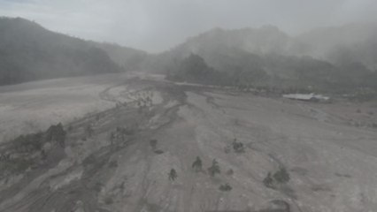 Video herunterladen: La erupción del volcán Semeru en Indonesia deja ya al menos 34 muertos