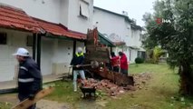 Çeşme'de hortum paniği: Evlerin çatılarında hasar oluştu