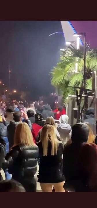 Así han reventado la discoteca Waka de Sabadell unos jóvenes: bengalas, botellas de vidrio y vallas