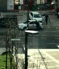 Caddede karşılaşan husumetliler dehşet saçtı