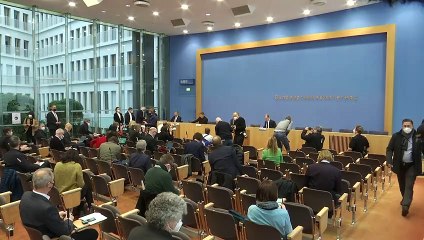 Allemagne : à la veille de son investiture, Olaf Scholz signe le "contrat de coalition"