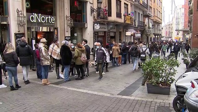 Cientos de personas aprovechan el puente para comprar sus décimos en Doña Manolita