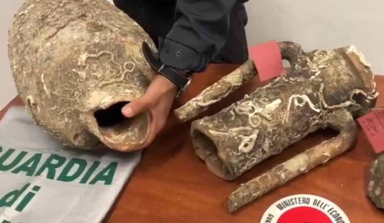 Lucca - Sequestrate anfore risalenti al II secolo a.C. in vendita sul web (07.12.21)