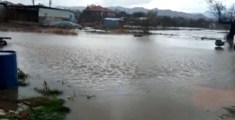 Aşırı yağışlar mahalleyi göle çevirdi