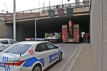İŞ MAKİNESİ YÜKLÜ TIR, ALT GEÇİTTE SIKIŞTI