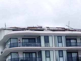 Didim'de lodos çatı uçurdu