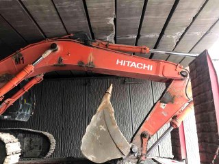 Diyarbakır'da Tırın dorsesindeki iş makinası alt geçide takıldı