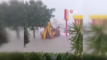 Antalya'da mahsur kalan kadınlar, kepçeyle kurtarıldılar