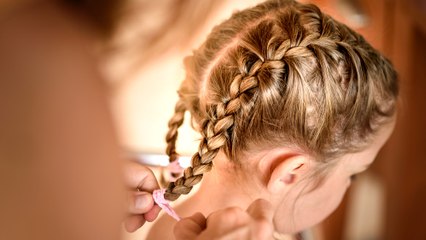 Tuto coiffure : comment faire une tresse africaine ?
