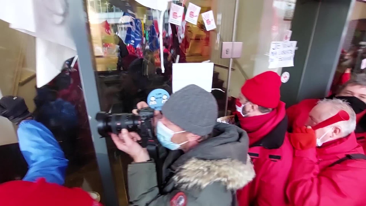 Des échauffourées devant le ministère de la Santé lors de la manifestation du personnel soignant contre l’obligation vaccinale