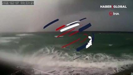 İzmir'de hortum denizden böyle geldi, çatıları uçurdu