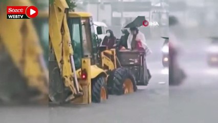 Antalya'da mahsur kalan kadınlar, kepçeyle kurtarıldılar