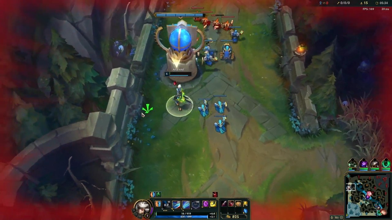 O minion  deu volta na torre pra chegar até o alvo com um timing perfeito