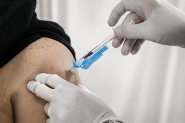 حاول أخذ اللقاح بذراع مزيفة