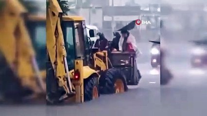 Antalya'da mahsur kalan kadınlar, kepçeyle kurtarıldılar