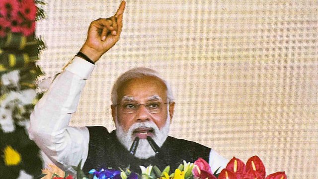 What is the political means of Modi's comment on 'Lal Topi'?