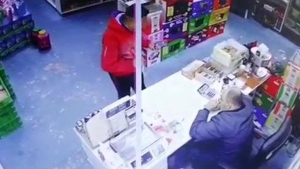 Bakkaldan istediği telefonla konuşuyormuş gibi yapıp bir daha dükkana dönmedi