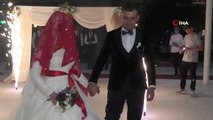 Evlenen çifte arkadaşları 75 metre uzunluğunda para taktı