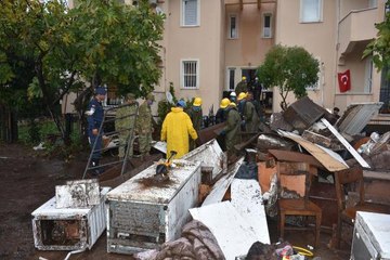 Son dakika haberleri: MARMARİS'TE ASKERLER, SELİN ZARARLARIN TEMİZLENMESİ İÇİN SEFERBER OLDU
