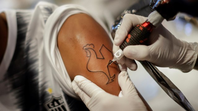 Un club de foot brésilien offre des tatouages à ses supporters après son titre de champion
