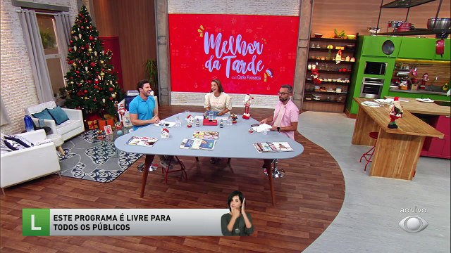 Vídeo mostra quando onze criminosos, em 6 motocicletas, cercam duas vítimas e levam suas motos e alguns de seus pertences.