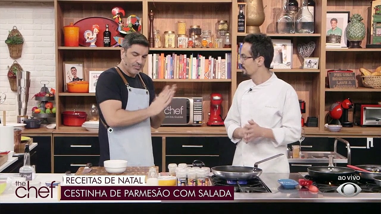 Cestinha de Parmesão com Salada