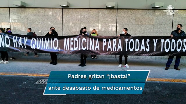 Padres de niños con cáncer se manifiestan en el AICM por desabasto de medicamentos