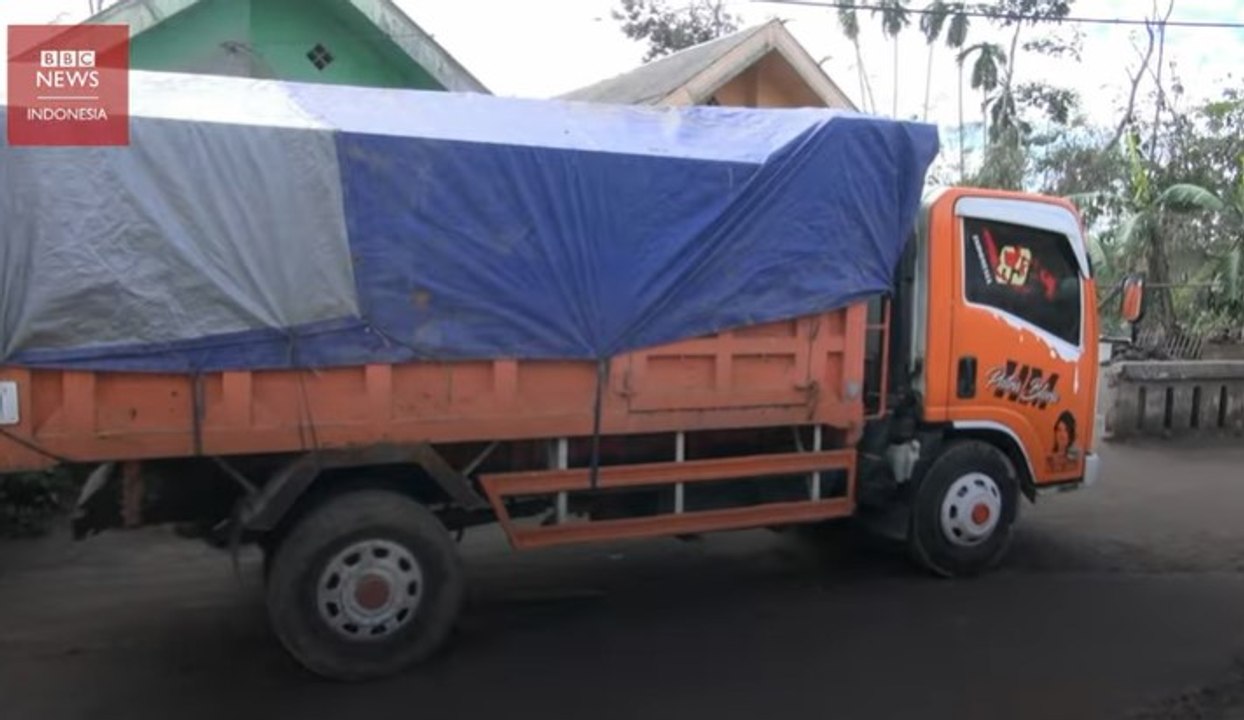 Rumah hancur karena erupsi Semeru, warga mengungsi ke truk pasir