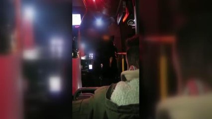 Dolmuş şoförü kıyafetleri kirli diye yolcusunu araçtan indirmeye çalıştı