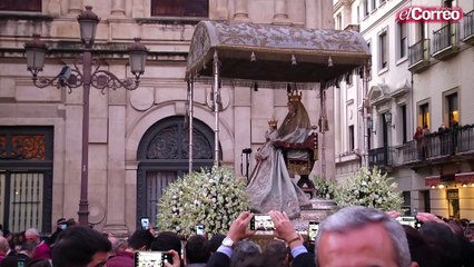 La procesión de la Virgen de los Reyes llena de fieles el centro de Sevilla