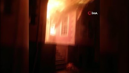 Konya'da 2 katlı tarihi bina alev alev yandı