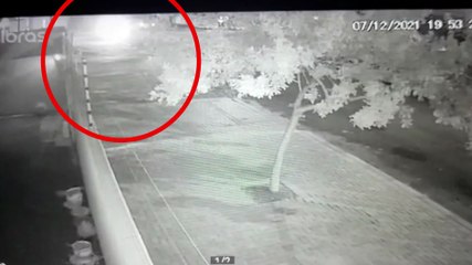 Câmera registra colisão que deixou entregador de pizzas ferido na Vila Tolentino