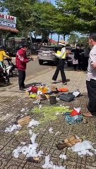 Giỏ hàng shipper không còn gì vì bị ai đó vứt tàn thuốc vào: Mọi người hỗ trợ một ít tiền