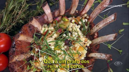 Daphne, Eduardo e Kelyn recebem a missão de fazer refeição requintada com coroa de carré de cordeiro e pavlova de sobremesa