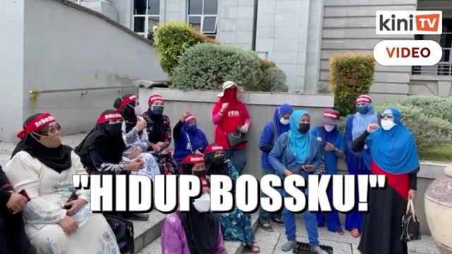 'Hidup Bossku!' - Penyokong Najib berkumpul di luar Istana Kehakiman