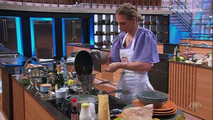 Parece que passou um furacão na praça da participante, que derruba líquido vermelho no chão