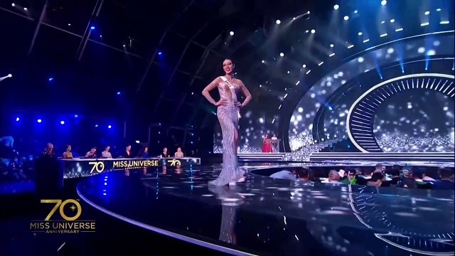 สาวงามในชุดราตรี บนเวที Miss Universe 2021 รอบ Pre...