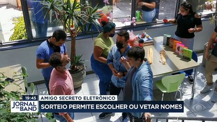 O "amigo secreto" voltou. Só que agora, com polêmica: em vez de tirar a sorte no papelzinho, dá pra escolher quem tirar ou não tirar no sorteio eletrônico. #BandJornalismo