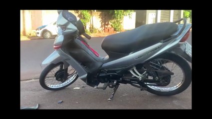 Sextou! Pneu descontrolado desce a Rua Jacarezinho e atinge motocicleta e carro; veja o vídeo