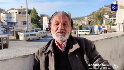 أبو جعفر.. مواطن ينظم النقل ويرعى القطط منذ نصف قرن