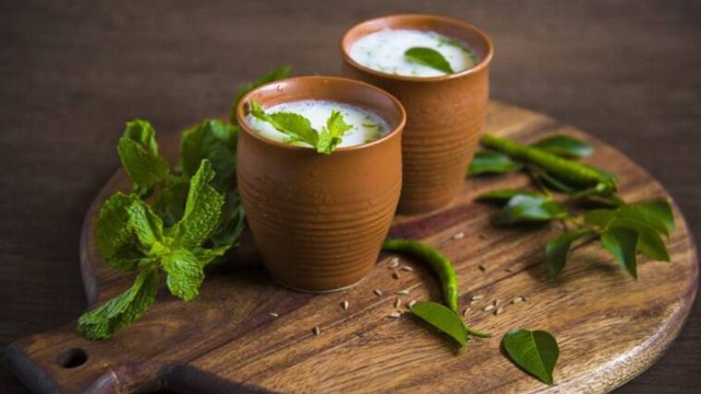 सर्दियों में छाछ पीने के फायदे ठंड में छाछ पीना चाहिए की नहीं | सर्दियों में छाछ पीने का तरीका