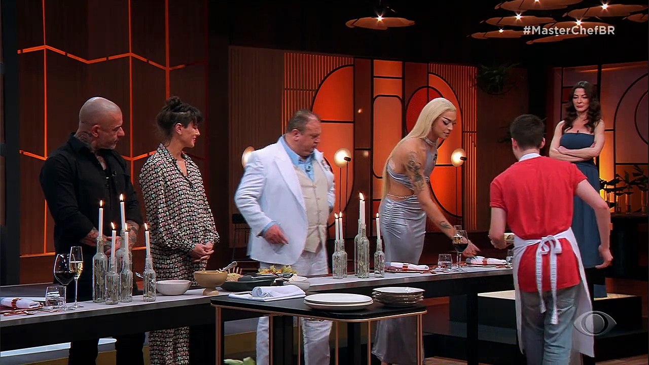 O participante recebe elogios pelo banquete com coroa de carré, cuscuz marroquino, molho de vinho tinto e pavlova de frutas amarelas