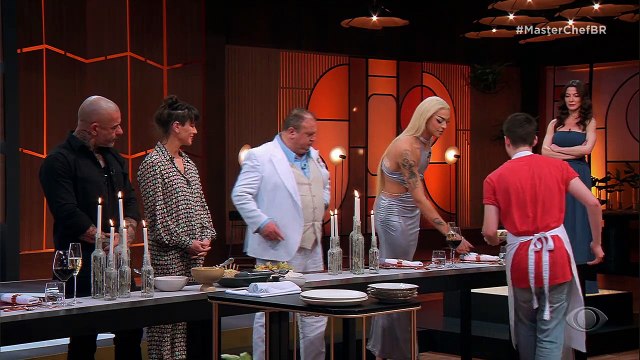 O participante recebe elogios pelo banquete com coroa de carré, cuscuz marroquino, molho de vinho tinto e pavlova de frutas amarelas