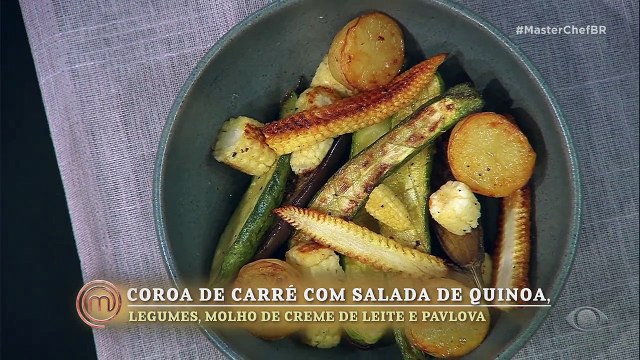 A skatista faz coroa de carré com salada de quinoa, legumes, molho de creme de leite e pavlova, mas carne crua e molho pesado são os pontos negativos do banquete