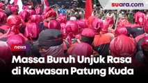 Tuntut Kelayakan, Buruh Berusaha Menerobos Barikade Polisi di Kawasan Patung Kuda